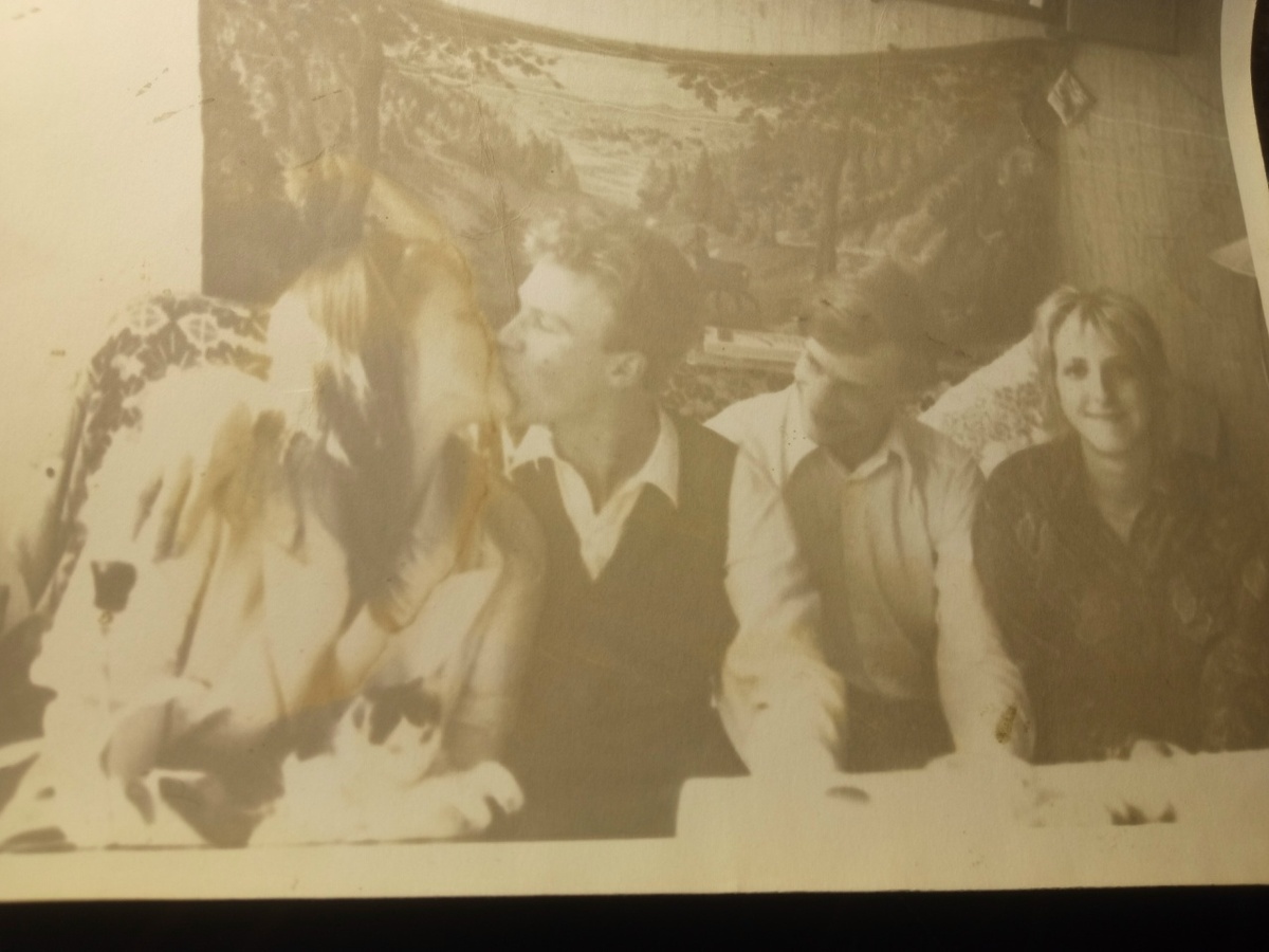 3 июня 1994 года, празднуем в общаге, свидетели рядом.