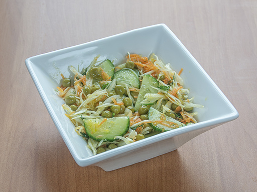 Салат со свежей капустой и огурцом