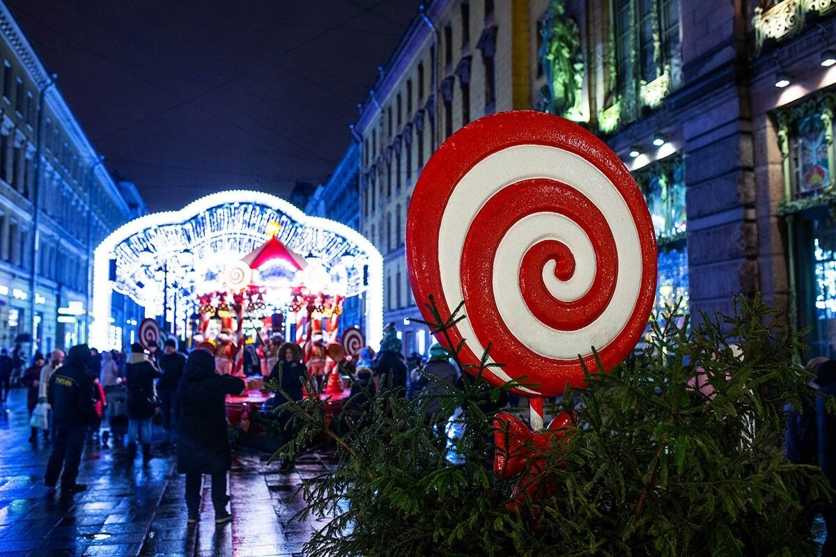 Город наряжают уже в конце ноября: в центре зажигают праздничные гирлянды. Источник: Aleksey Dushutin / Shutterstock / FOTODOM📷
