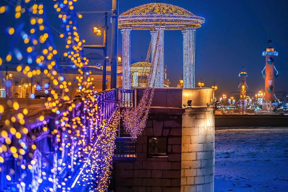 Мосты и набережные превращают в световые инсталляции, особенно эффектно они выглядят вечером. Источник: FOTOGRIN / Shutterstock / FOTODOM📷
