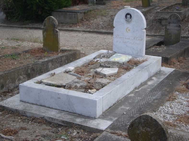 Мусульманское кладбище недалеко от Парижа, в городке Бобиньи, Сена-Сен-Дени, Франция. Источник en.wikipedia.org. Могила Сельмы Султан