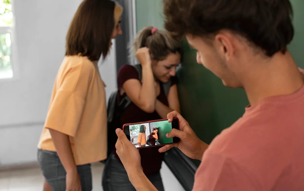    Детская жестокость: что делать, если ребенок-буллер издевается над другими детьми в школе или на кружках