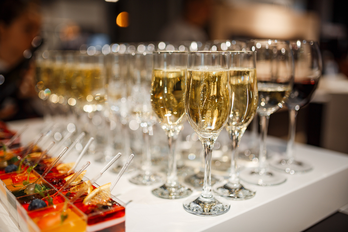 Welcome-зона с шампанским и десертами