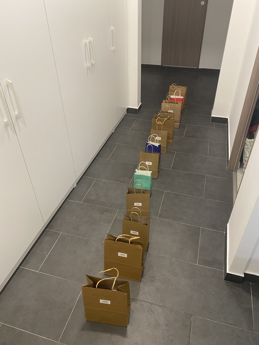 и это только то, что было оплачено. в гостиной стояло столько же пакетов, которые ожидали оплату, а в кабинете стояли пакеты, на которые только намекнули, что хотели бы их купить