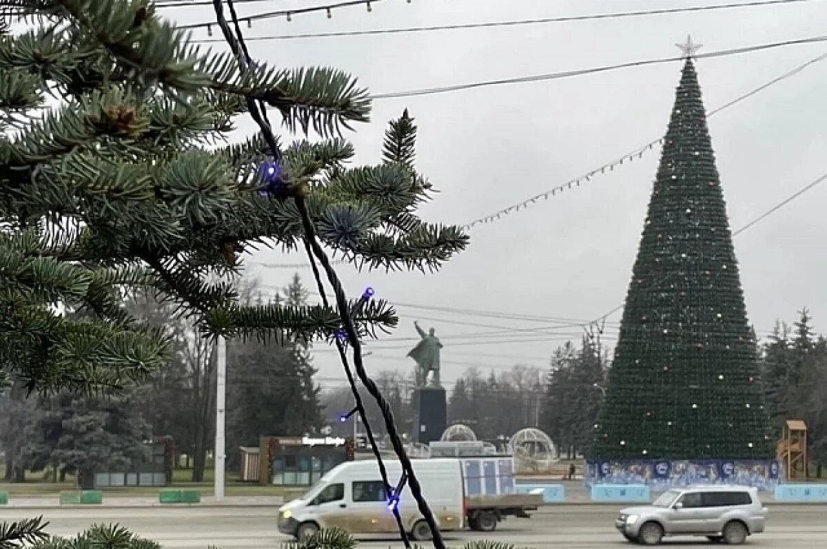    В Уфе на площади Ленина нарядят 14 елей и установят 10-метровые конструкции