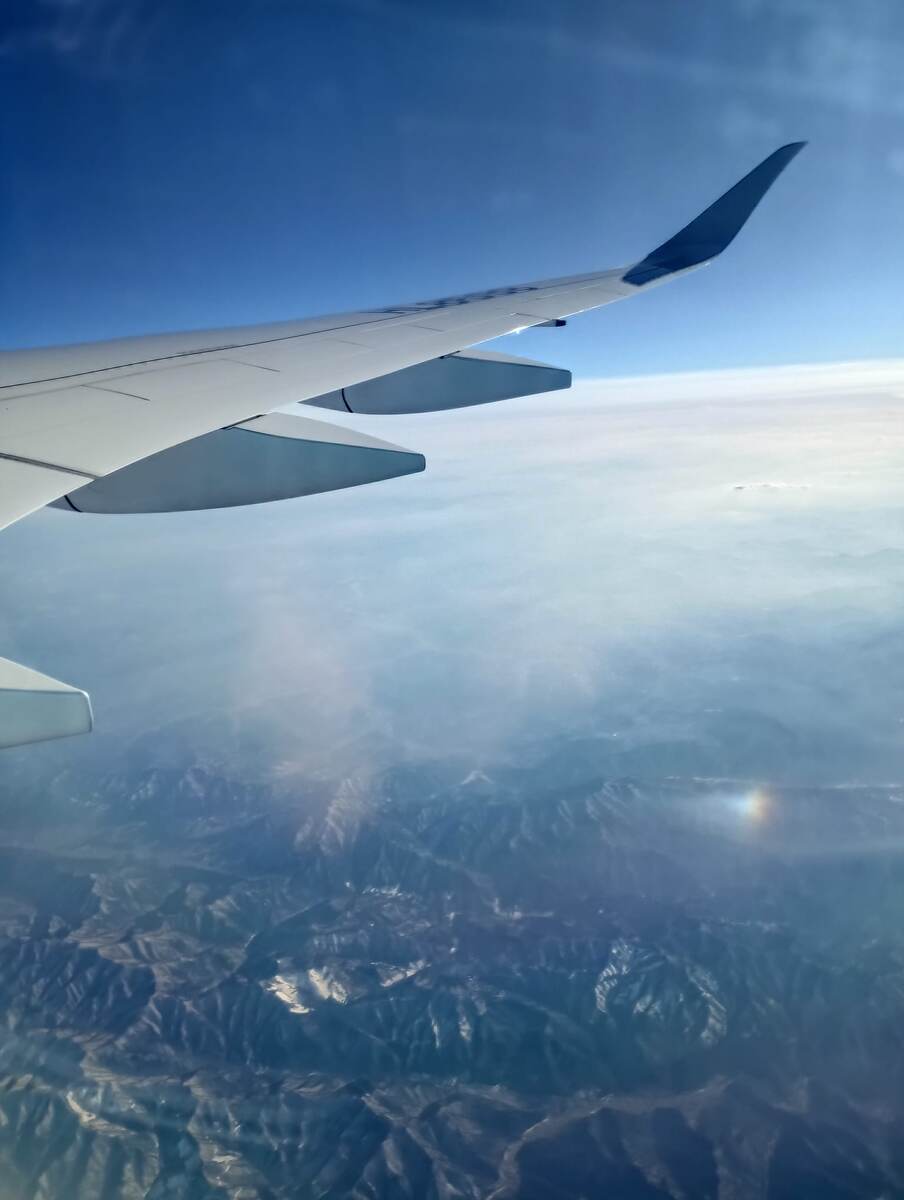 Пока летели над Сеулом - дымка, ничего не видать, потом горы пошли, но невысокие, беcснежные.