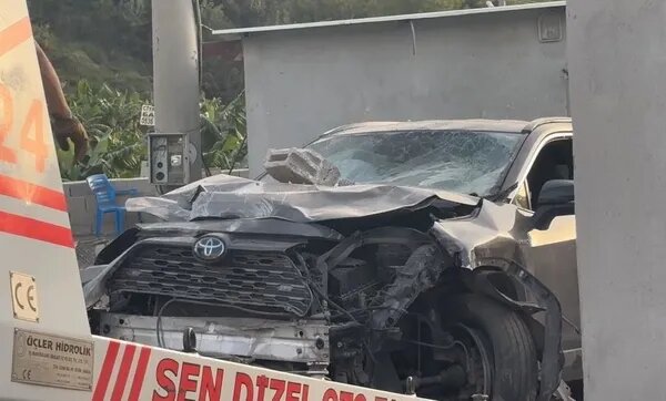 Состояние автомобиля после наезда на мотоцикл с нападавшими. Изображение: https://iasbh.tmgrup.com.tr/a2b716/0/0/0/0/0/0?u=https://isbh.tmgrup.com.tr/sbh/2025/11/17/alanyada-katil-zanlisina-jet-karar-1763362797143.jpg&mw=600.