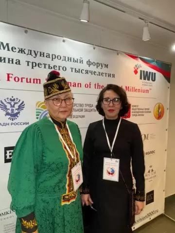 Людмила Мошулдаева (на фото справа)