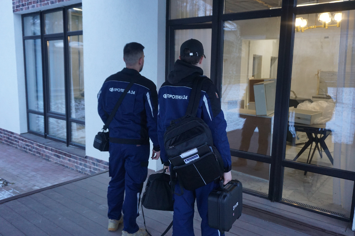 Устранение скрытых протечек воды: найдеми ликвидируем проблему без разрушения конструкций
Скрытая протечка — «тихий враг» вашего дома. Она провоцирует:
намокание стен и перекрытий;
рост плесени и грибка;
коррозию труб и арматуры;
увеличение расходов на отопление из‑за потери теплоизоляции;
порчу отделки и мебели.
Профессионально находим и устраняем скрытые протечкив системах водоснабжения, отопления, канализации и кровельных конструкциях. Работаем без вскрытия стен и полов — с применением современного диагностического оборудования.
Как мы находим протечки?
Используем неразрушающие методы диагностики:
1. Тепловизионное обследование — выявляет зоны повышенной влажности по температурным аномалиям.  
2. Акустическая диагностика — локализует течь по звуку протекающей воды (чувствительные микрофоны).  
3. Влагометрия — точные замеры уровня влажности материалов контактным методом.  
4. Опрессовка системы — тестирование под давлением для выявления слабых мест.  
5. Видеоэндоскопия — осмотр скрытых полостей через технологические отверстия.
Что входит в устранение протечки?
1. Точная локализация источника утечки.  
2. Локальный доступ к месту повреждения (без масштабного демонтажа).  
3. Ремонт или замена участка трубопровода/гидроизоляции.  
4. Контрольное испытание системы.  
5. Восстановление отделочных слоёв (при необходимости).  
6. Финальная проверка герметичности.
Когда нужно вызывать мастера?
появились пятна сырости на стенах или потолке;  
слышен шум протекающей воды в стенах или под полом;  
повысился расход воды по счётчикам;  
ощущается запах плесени в помещениях;  
после ремонта или замены инженерных систем (проверка качества монтажа);  
при покупке/продаже недвижимости (диагностика состояния).
Почему выбирают нас?
Опыт — более 30 лет в сфере поиска и устранения протечек.  
Оборудование — профессиональные тепловизоры, акустические детекторы, влагомеры.  
Без разрушений — минимизируем вмешательство в отделку и конструкции.  
Гарантия — до 2 лет 