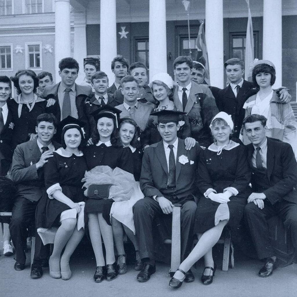 Выпускники. Изображение сгенерировано сервисом GigaChat 