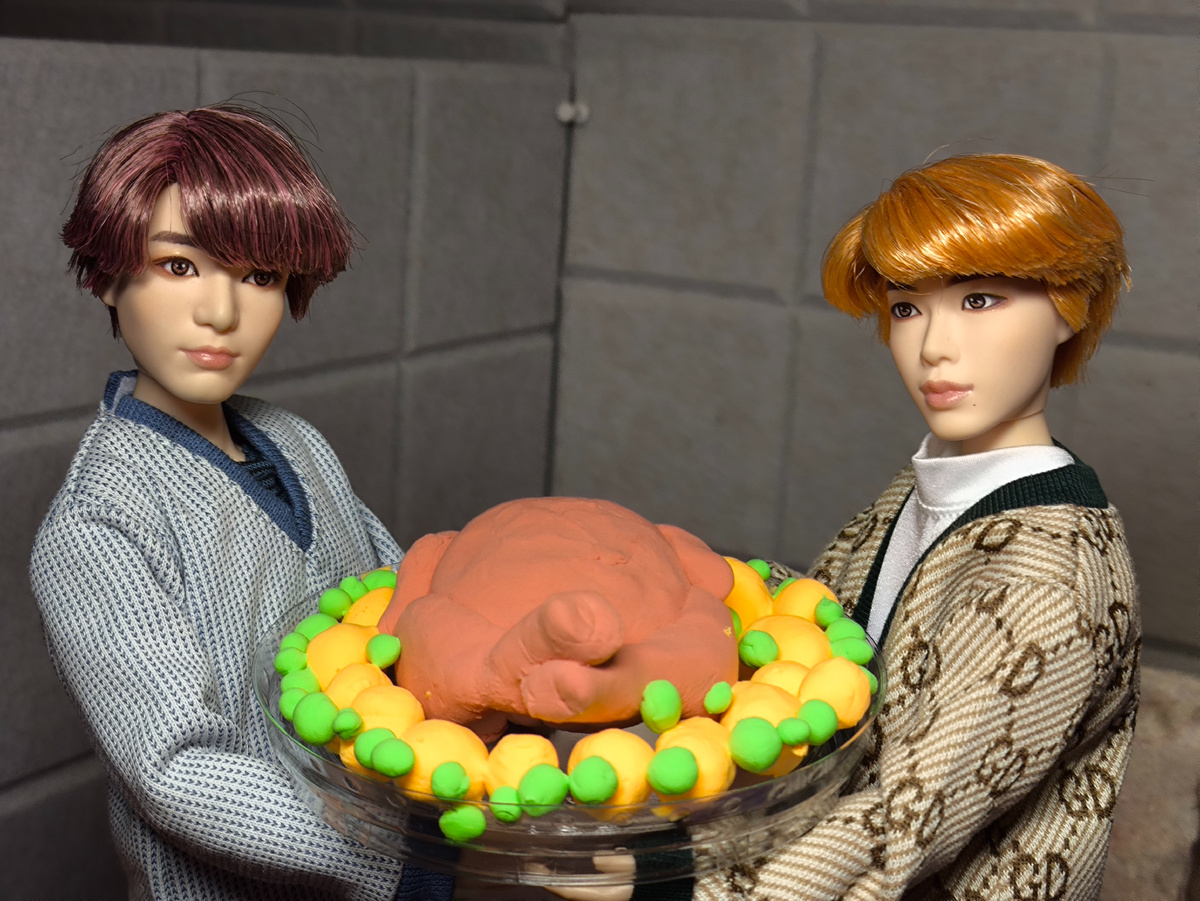 Чонгук и Сокджин приготовили индейку. 