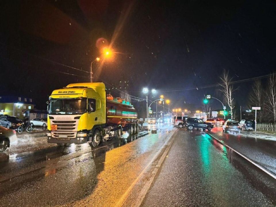    "Пьяное" ДТП с "Ладой" и грузовиком в Майме. Источник: МВД по Республике Алтай