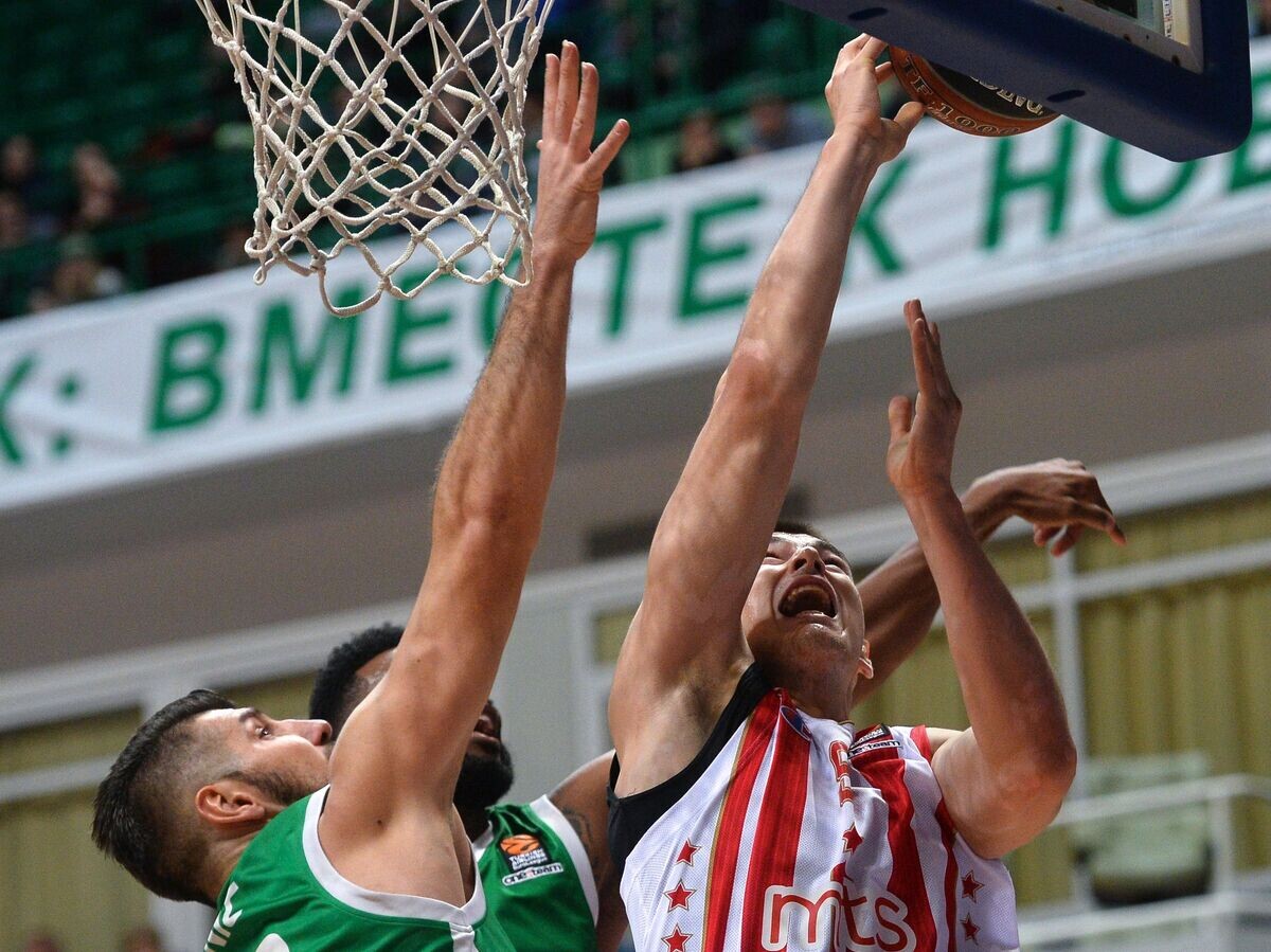    Форварды БК УНИКС Марко Банич (слева) и БК "Црвена Звезда" Лука Митрович © РИА Новости / Максим Богодвид