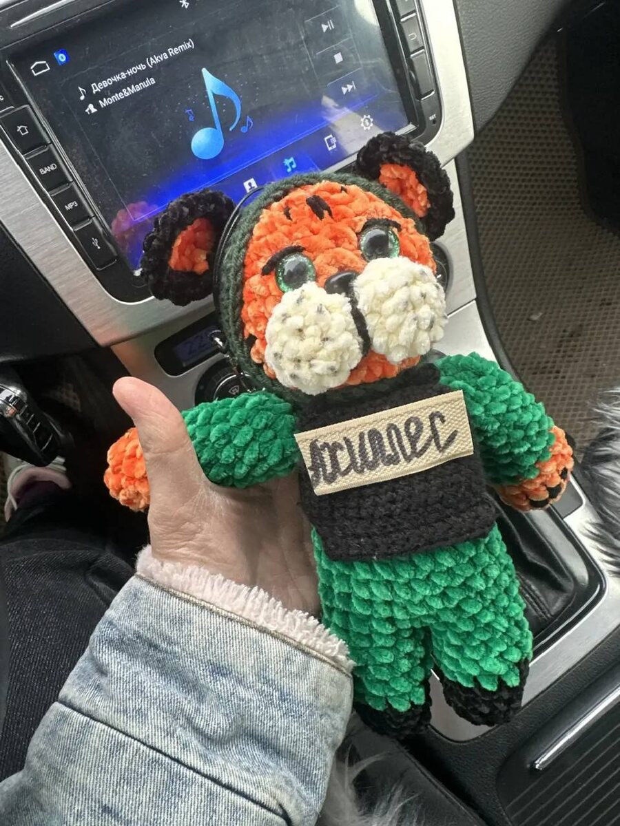 «Ахиллес» получил свой талисман вместе с гуманитарным грузом во время создания этой статьи.