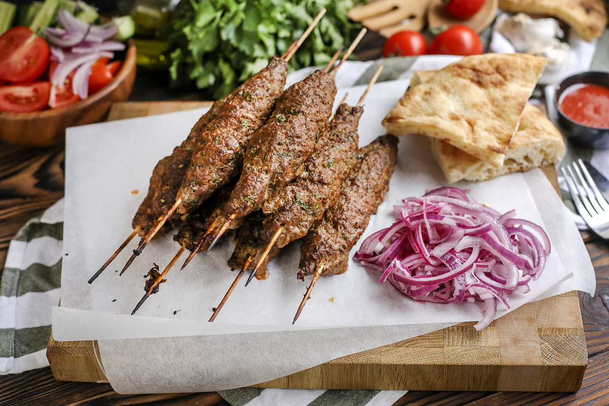 Кебабы из баранины и говядины со свежими овощами и соусом Сацебели
