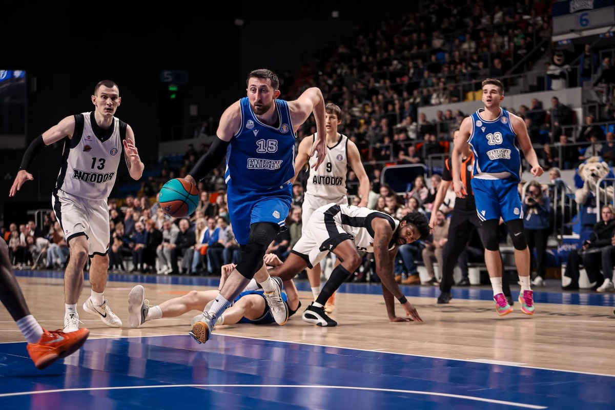     Болельщики красноярского БК «Енисей» надеются на плей-офф после серии домашних побед