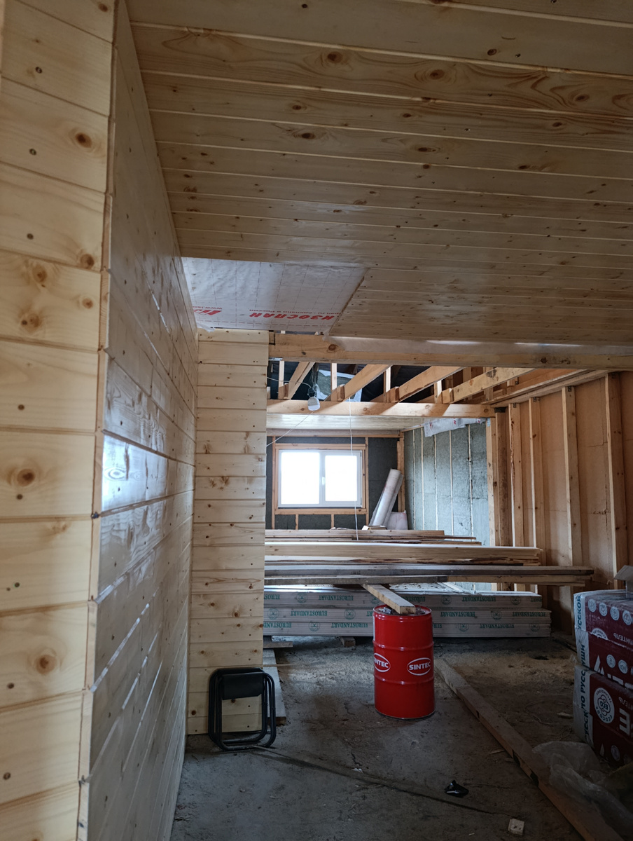 Тем временем на втором этаже, отверстие в потолке для чердака, который по сути будет третьим этажом) 