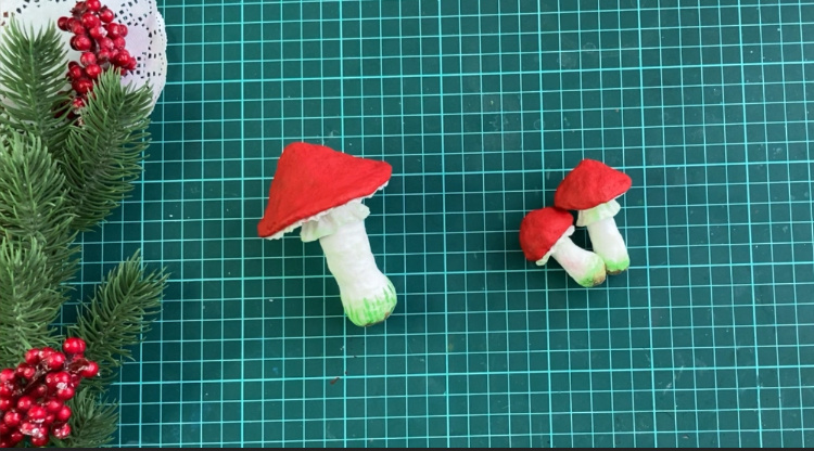 Получились вот такие заготовки грибочков из ваты. Фото: Елочные игрушки ЕленыКа   