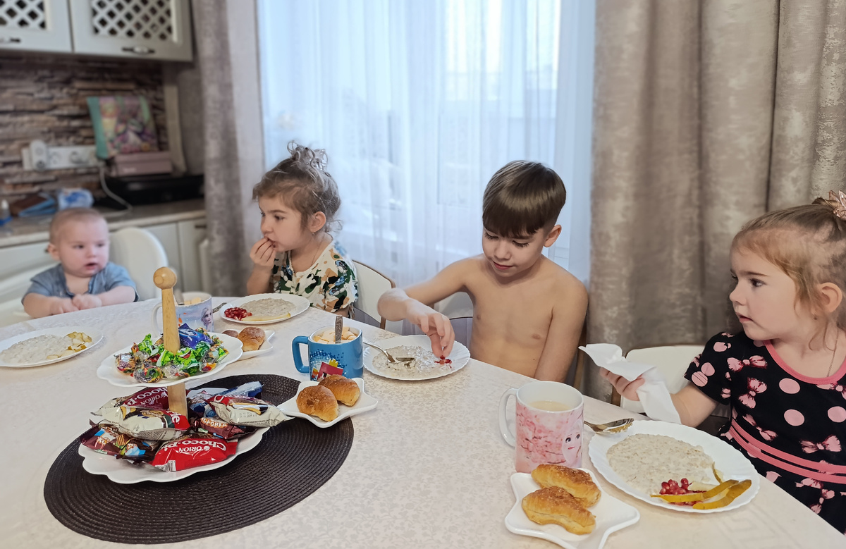 Денис, Роман, Элинка и Ясюшка 🌸