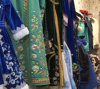     Мастерица из Красноярска создаёт русские народные костюмы удивительной красоты