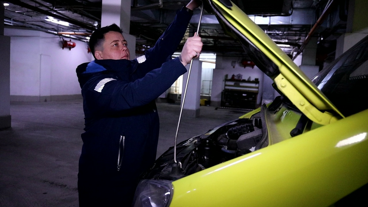 Анастасия обязательно проверяет машину перед каждым дежурством 