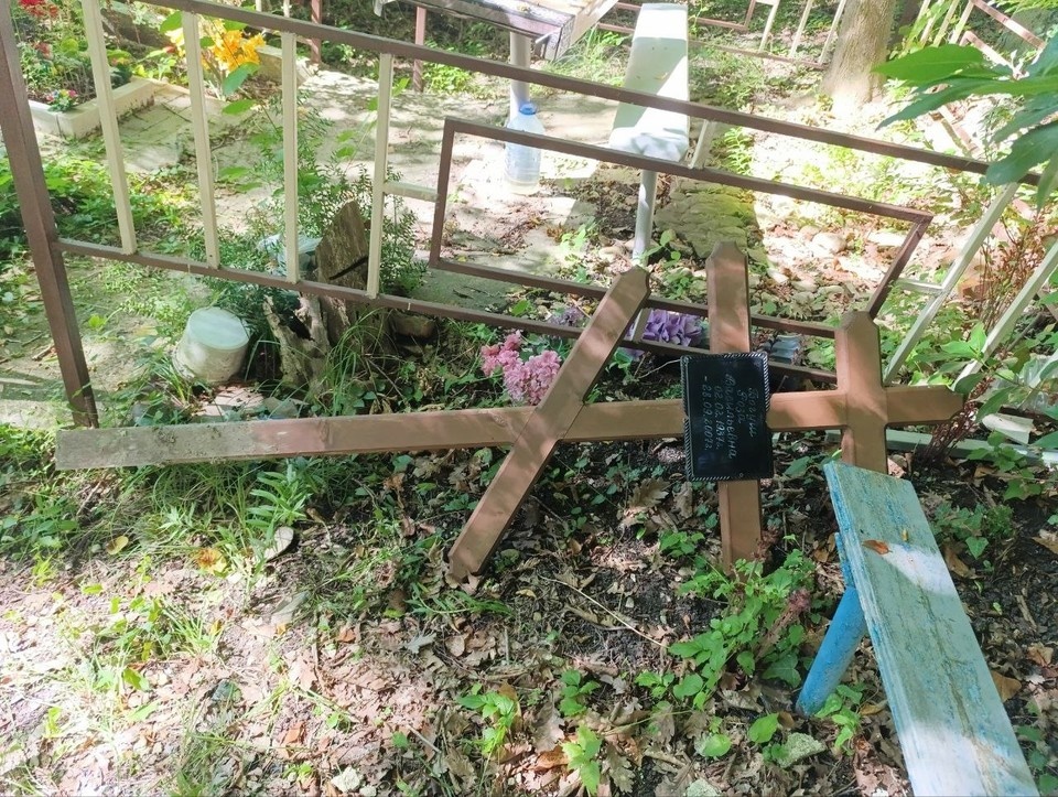    Крест с могилы женщины убрали. Фото: личный архив