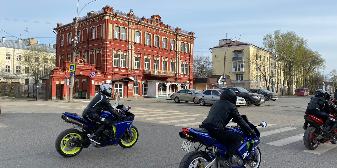 Вологда #8. Сквер вместо Плац-парадной площади, Красный мост и песик у столба