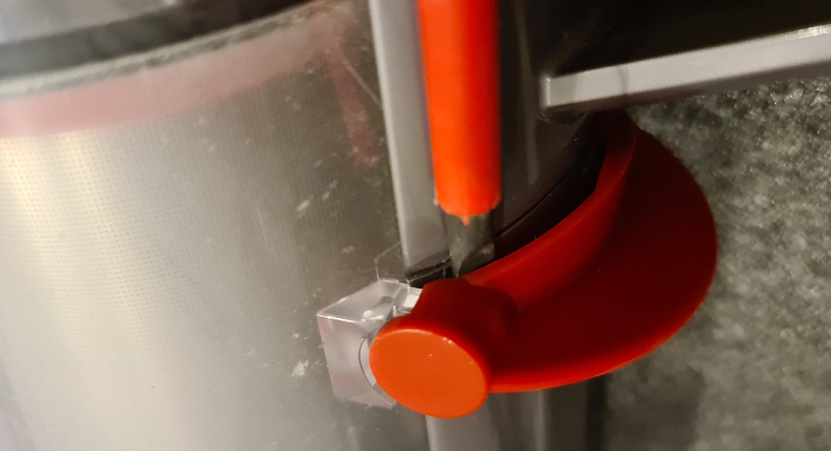 Тут нужно быть предельно осторожными чтобы не испортить корпус пылесоса