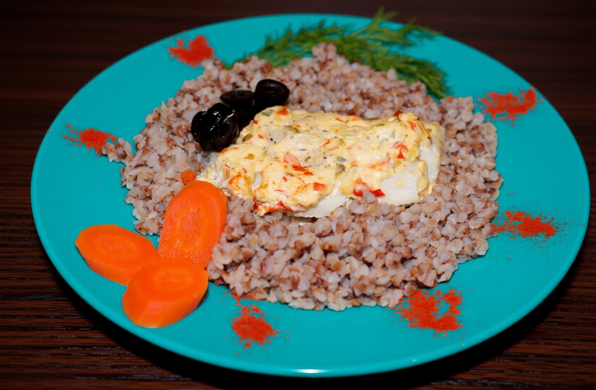 Подавайте рыбу на подушке из отварного картофеля или гречневой каши, щедро полив грибным соусом