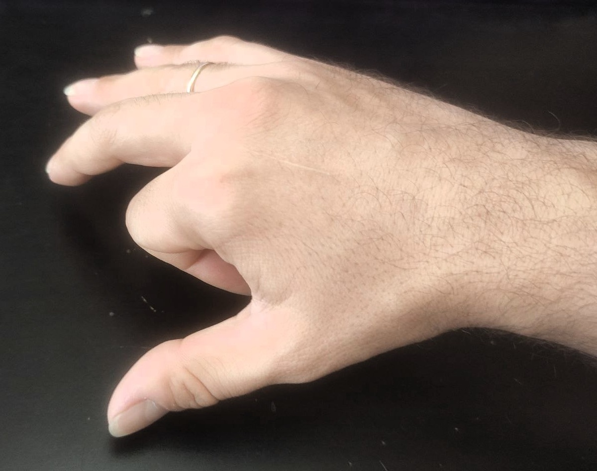 Положение пальцев правой руки до и после удара боя - листайте фото