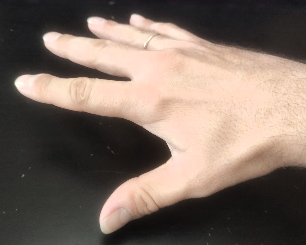 После удара - сильное выпрямление даст плотный звук и четкую атаку