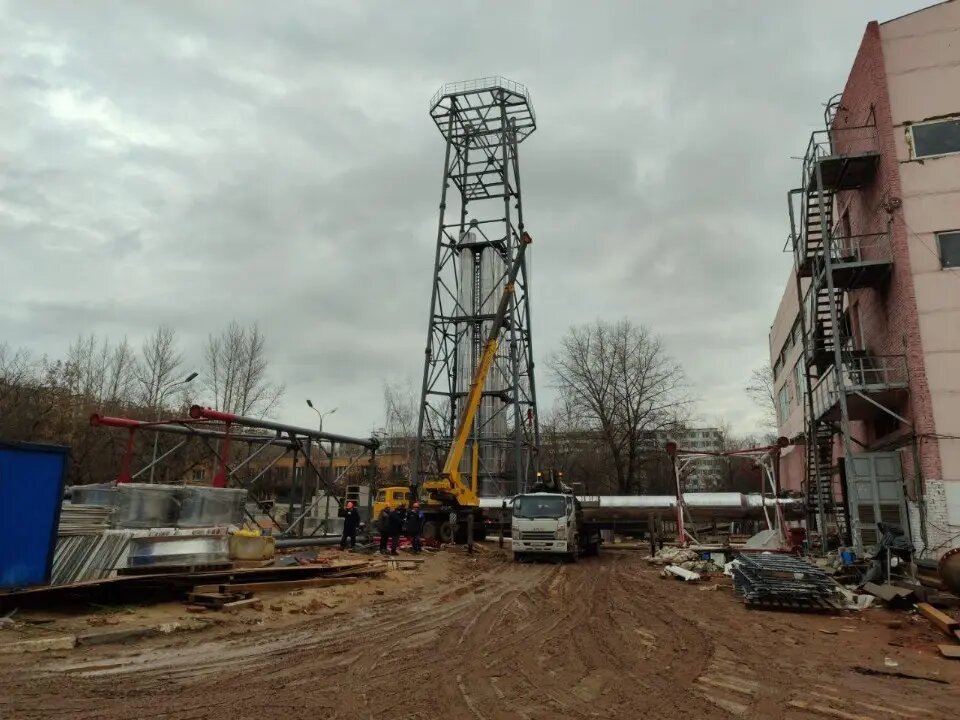 Установка 75-й металлической башни дымовой трубы, производитель металлоконструкций Уральский завод дымоходов "Модуль"