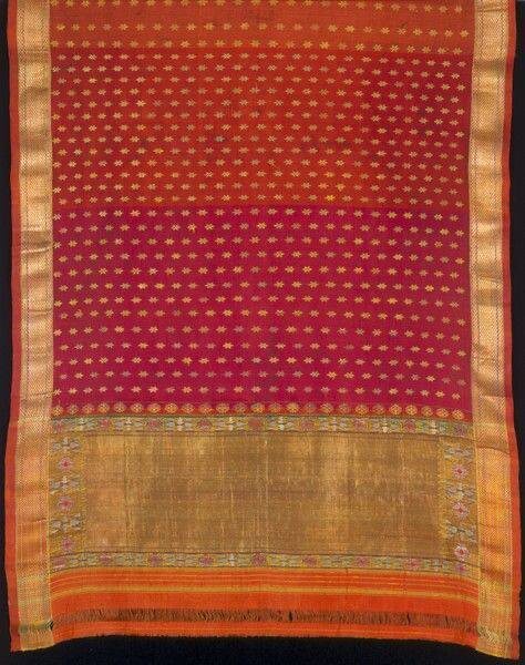 На фото: винтажное свадебное сари