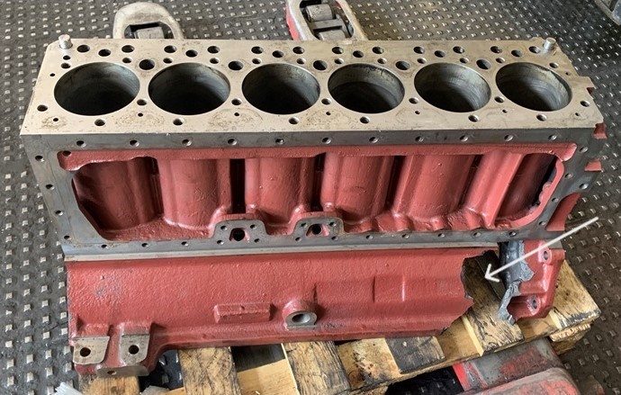 Фото 2. Блок цилиндров. Вид слева. Дыра в стенке показана стрелкой.