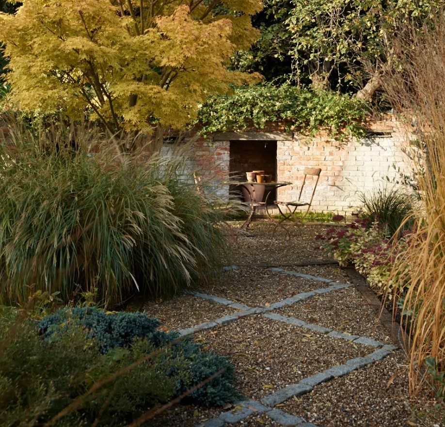 Широкая насыпная дорожка с диагональными вставками - визуальное расширение.