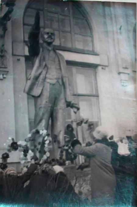 Фотография памятника возле Железнодорожного вокзала. Сайт Одноклассники, группа “Мой город ТАЙГА Кемеровская область”. Выложила Ольга Сердюкова. 26 ноября 2023