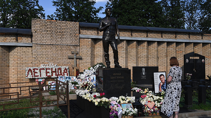    Могила на Троекуровском кладбище всегда покрыта живым ковром из белых роз. Komsomolskaya Pravda/Global Look Press