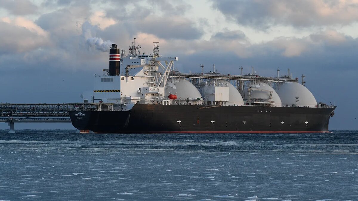   Николай Михальченко / ТАСС- Танкер у причала завода по производству сжиженного природного газа (СПГ) в производственном комплексе «Пригородное» в Сахалинской области, Россия