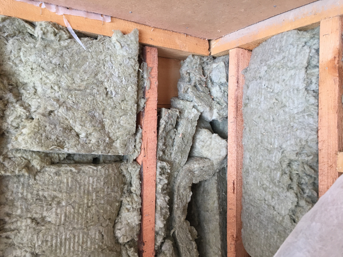 Как уложен утеплитель у нас в стенах.
