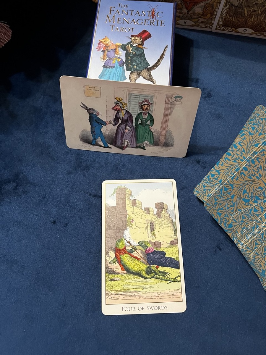 Аркан 4 Мечей в Таро "Фантастический зверинец"