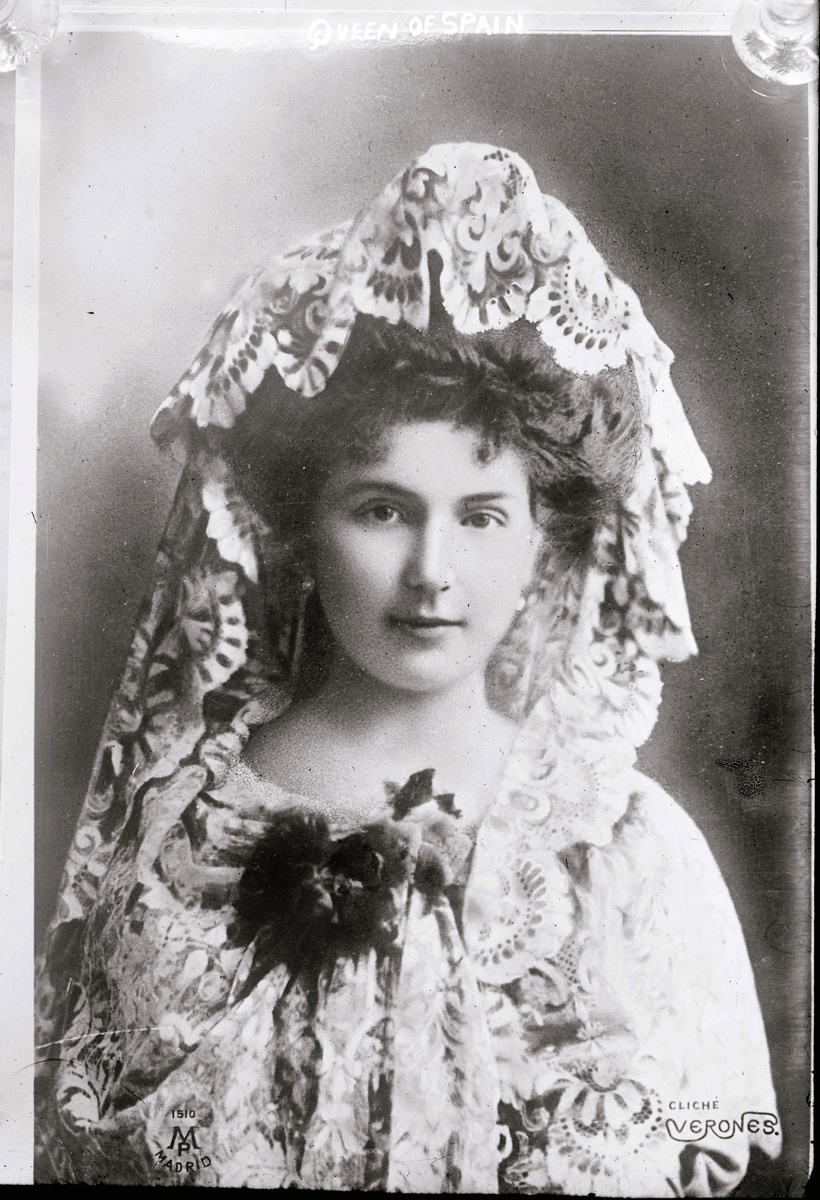Королева Виктория Евгения в испанской мантилье