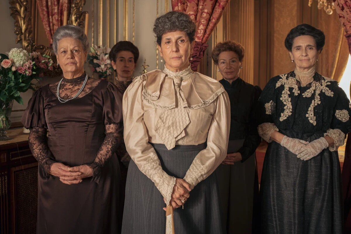 Кадры из сериала «Эна, королева Испании», 2025 год (в центре свекровь Эны)