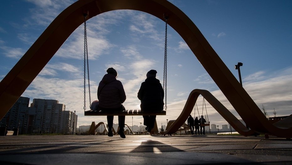 Автор фото: Сергей Ермохин / "Деловой Петербург". Отдыхающие в Линейном парке в устье реки Смоленка на Васильевском острове.