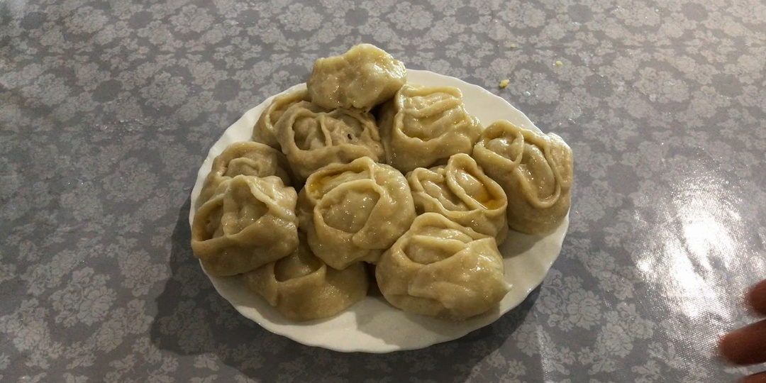 Традиционное блюдо узбекской кухни, сочные манты на пару.