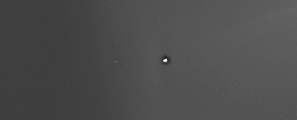 Анимация движения Земли по диску Солнца, снятая со стороны Марса станцией "Mars Express". источник Sciensealert.com. Анимация отображает реальное собственное вращение Красной планеты (как и других планет) на своей внутренней орбите всегда напротив Земли, а не вокруг Солнца и совместно с ним, что происходит лишь с нашей планетой.