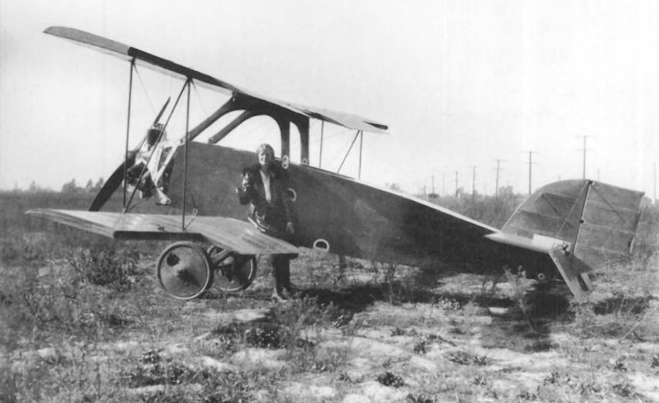 Амелия Эрхарт возле Airster