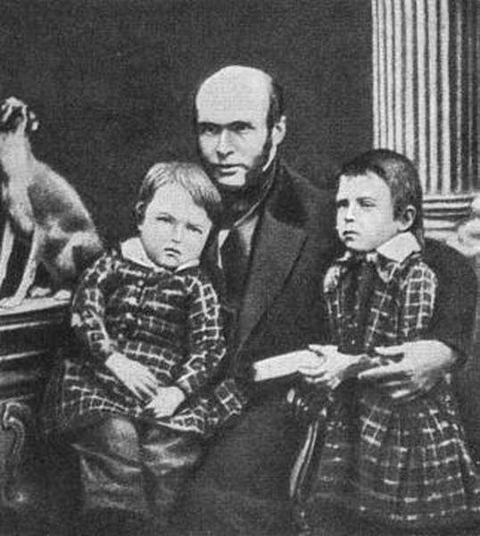 Николай Пирогов с сыновьями. Фото: ЛитЛайф