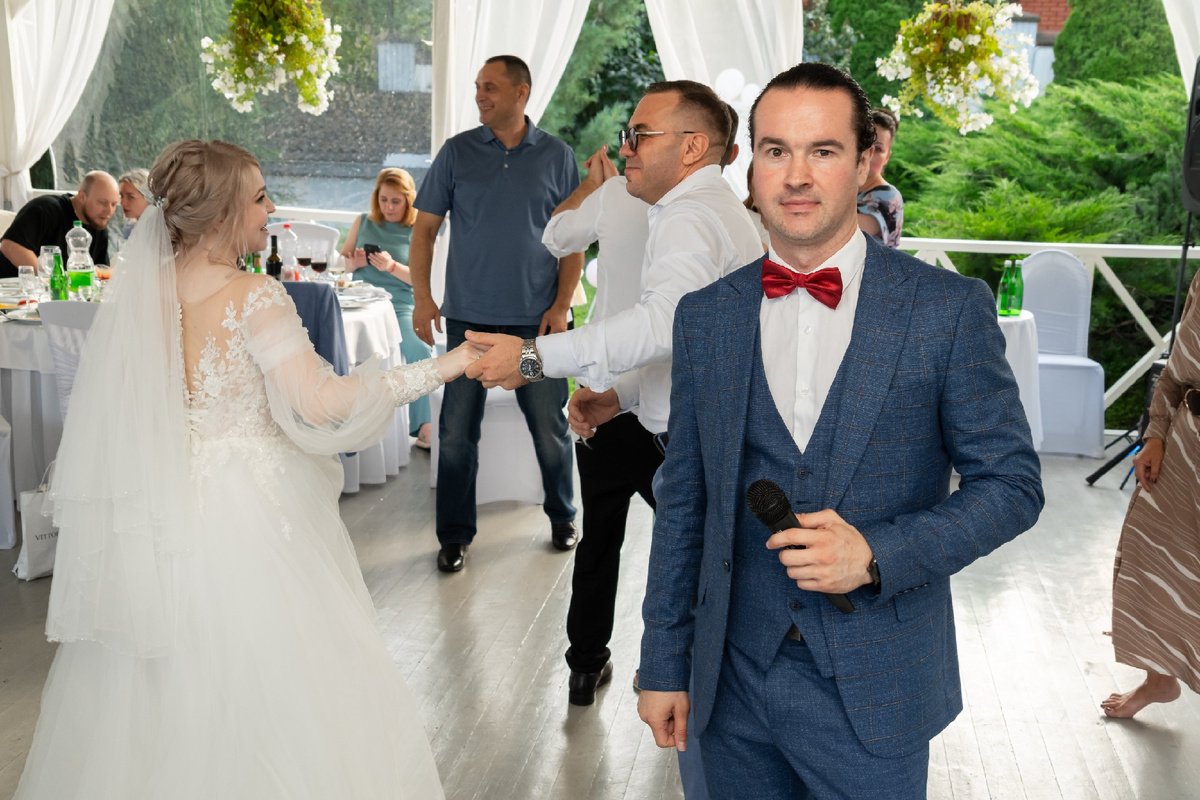 Ведущий Костя Снур.