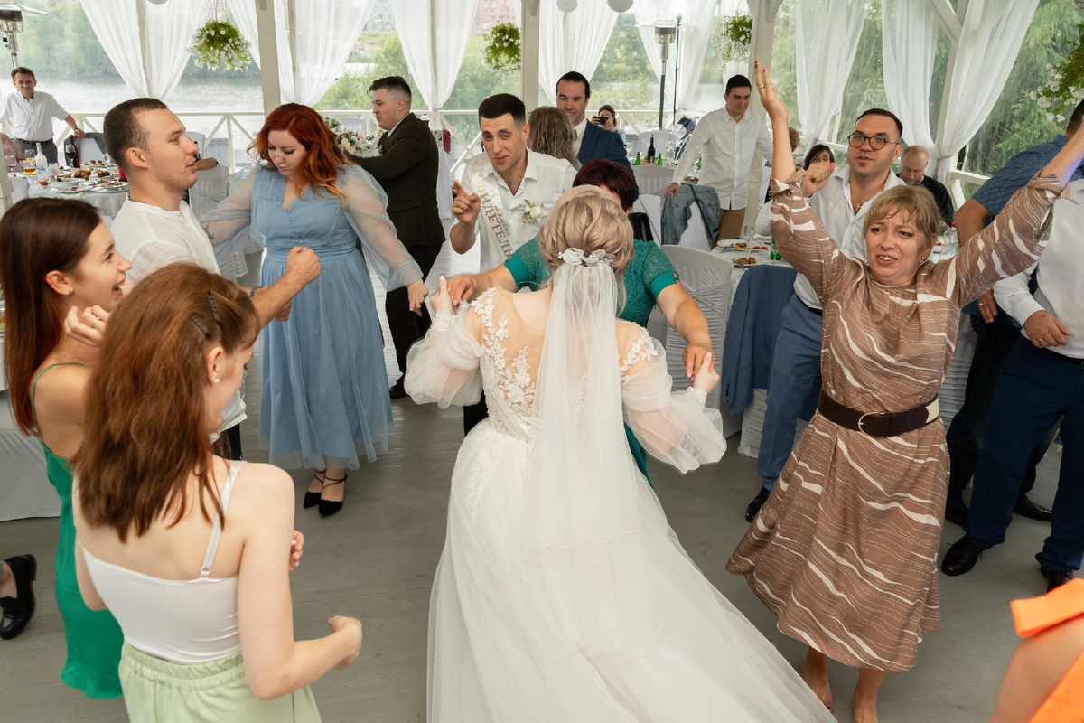Танцы на свадьбе.