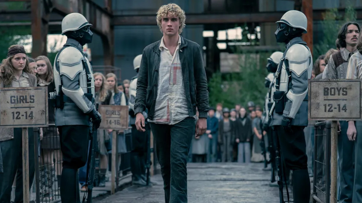 Джозеф Зада в роли Хеймитча Эбернети в фильме «Голодные игры: Восход на жнивах».